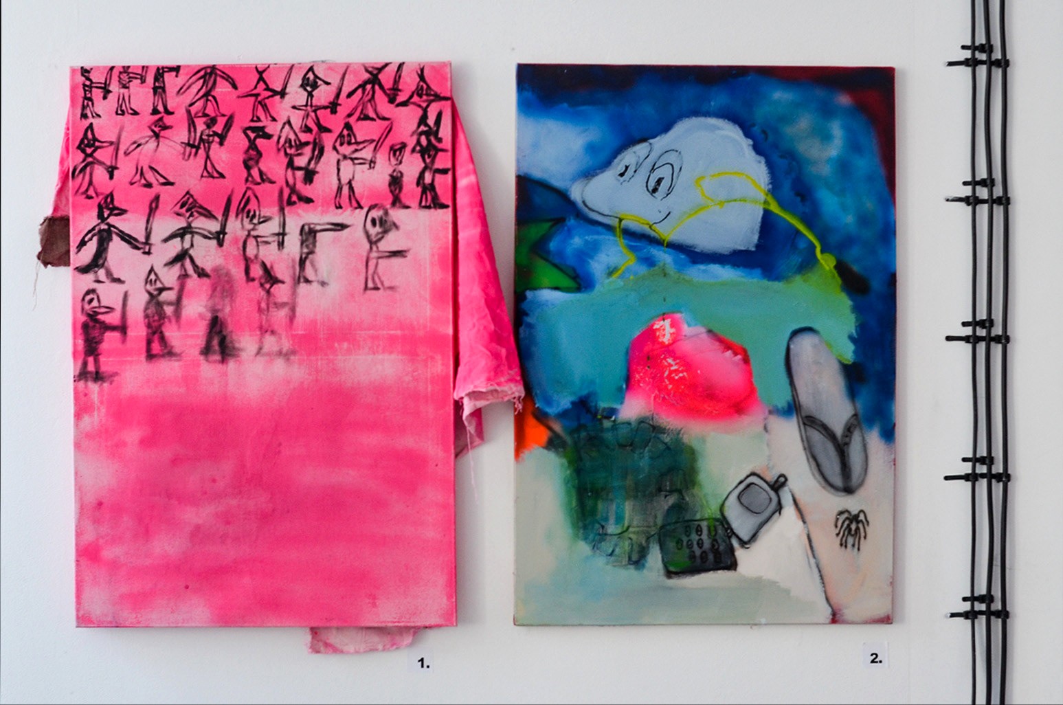 Dwa obrazy na ścianie